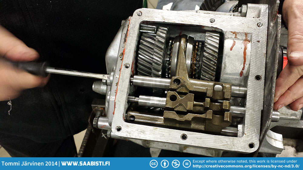 Adjusting the gear levers. Tommi's Saab Site