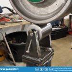 The anvil wheel holder has an adjustment screw that makes it possible to tilt the wheel.
